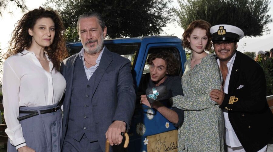 Da sinistra: Susy Del Giudice, Michele Di Mauro, Michele Eburnea, Giulia Fazzini e Antonio Gerardi in una posato per “Purché Finisca Bene - Tutto A Posto”. Credits: Rai.