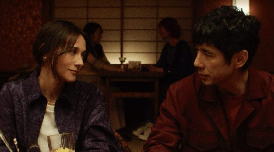 Rashida Jones (Suzie) E Hidetoshi Nishijima (Masa Sakamoto) In Sunny Credits Apple Tv Plus