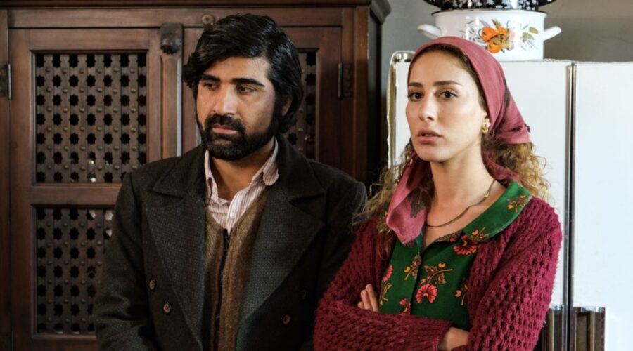 Da sinistra: Sahin Vural (Rasit Kaya) e Polen Emre (Fadik) in una scena di “Terra Amara”. Credits: RTI Mediaset.