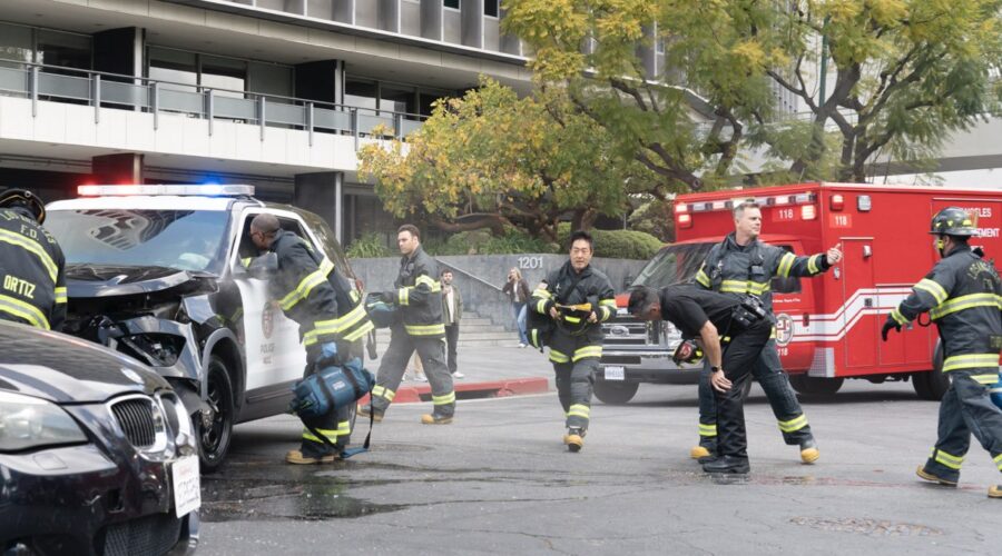 Una scena di gruppo in “9-1-1 7”. Credits: Disney+/Star.