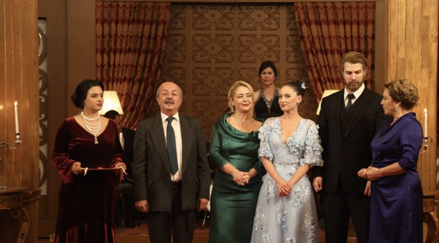 Una scena di gruppo di “Terra Amara”. Credits: RTI Mediaset.