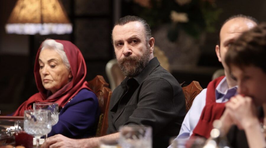 Da sinistra: Emel Göksu (Seher Soykan) e Nejat İşler (Cihan Soykan) in una scena di “The Family”. Credits: RTI Mediaset.