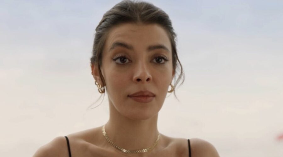Selin Şekerci È Serap In The Family Credits Mediaset Infinity