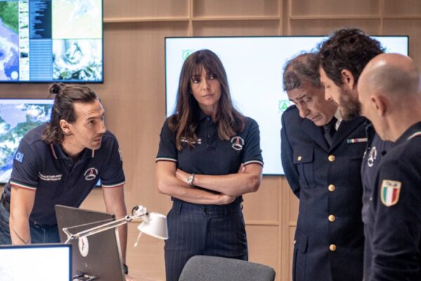 Da sinistra: Alessandro Tedeschi, Ambra Angiolini, Andrea Bosca e Francesco Meoni in una scena di “Sempre al tuo fianco”. Credits: Rai.