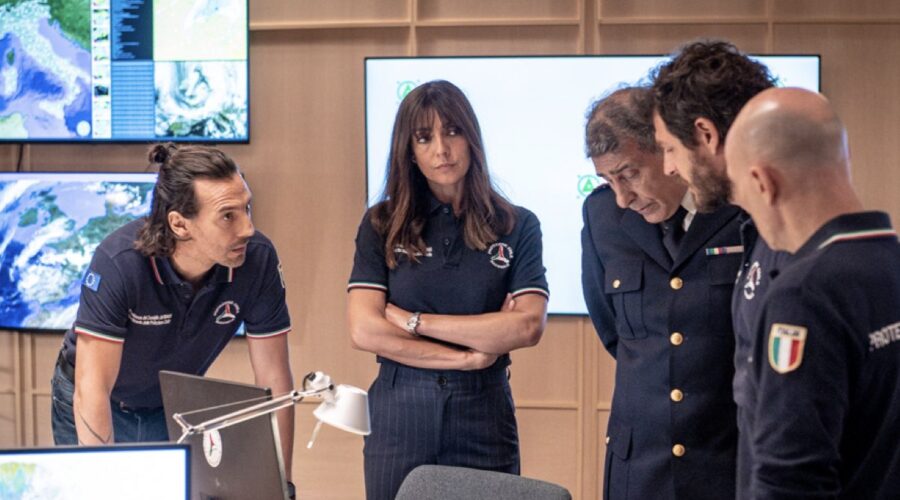 Da sinistra: Alessandro Tedeschi, Ambra Angiolini, Andrea Bosca e Francesco Meoni in una scena di “Sempre al tuo fianco”. Credits: Rai.