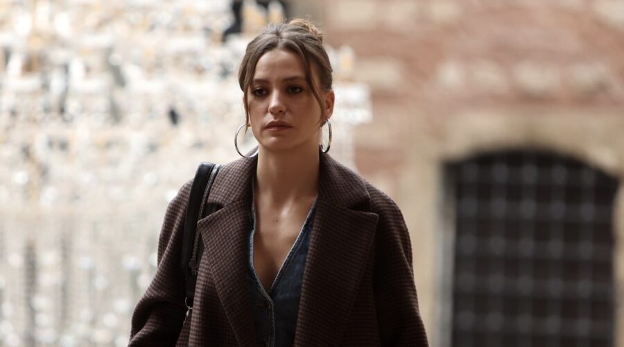 Serenay Sarikaya (Devin) in una scena di “The Family”. Credits: RTI Mediaset.