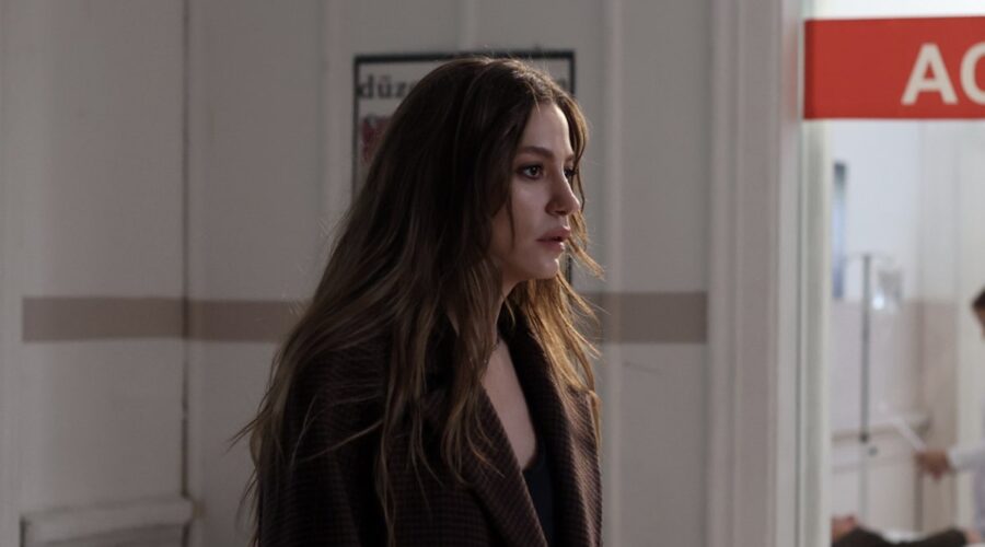 Serenay Sarikaya (Devin) in una scena di “The Family”. Credits: RTI Mediaset.
