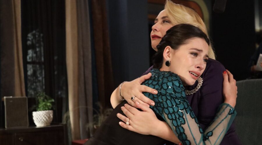 Da sinistra: Sibel Tasçioglu (Sermin) e Ilayda Çevik (Betül Arcan) in una scena di “Terra Amara”. Credits: RTI Mediaset.