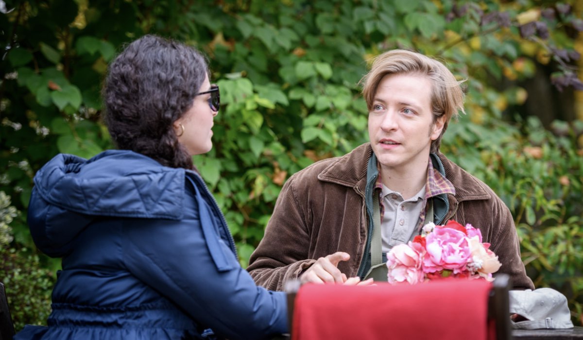 Da sinistra: Merve Çakir (Shirin Ceylan) e Johannes Huth (Gerry Richter) in “Tempesta D'Amore”. Credits Das Erste/RTI Mediaset.