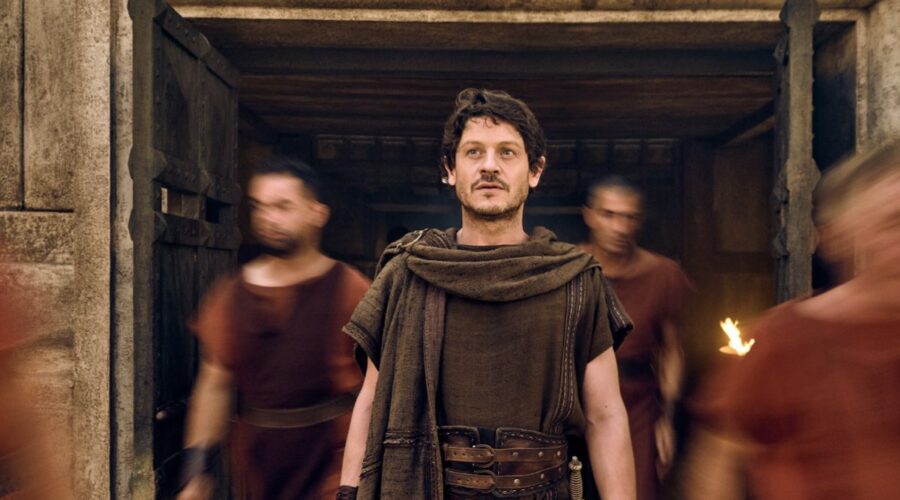 Iwan Rheon (Tenax) in una scena di “Those About To Die”. Credits: Prime Video.