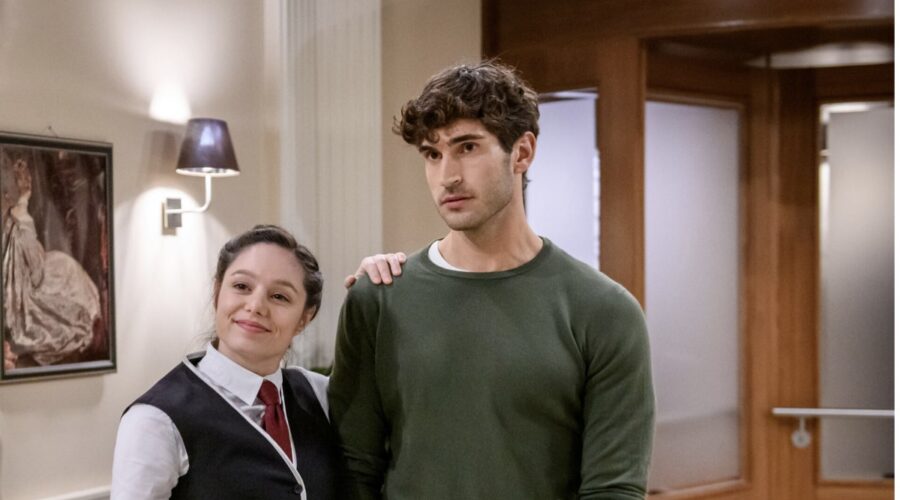 Da sinistra: Aylin Ravanyar (Valentina Saalfeld) e Christopher Jan Busse (Noah Schwarzbach) in “Tempesta D'Amore”. Credits: Das Erste/RTI Mediaset.