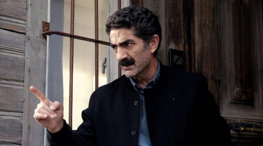 Ali Seçkiner Alici (Zafer) in una scena de “Segreti di Famiglia”. Credits: RTI Mediaset.