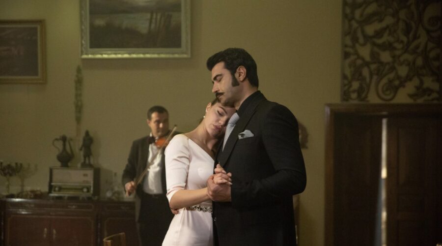 Da sinistra: Hilal Altınbilek (Züleyha) e Murat Ünalmis (Demir) in una scena di ”Terra Amara”. Credits: RTI Mediaset.