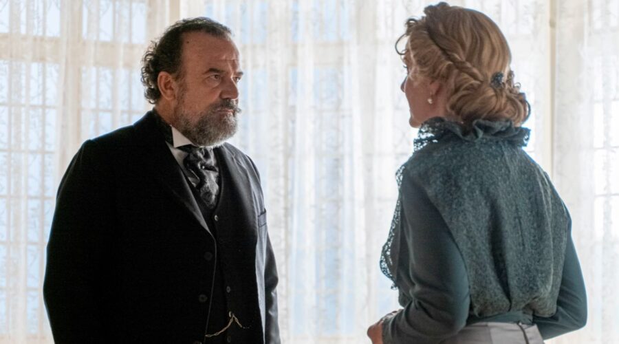 Da sinistra: Manuel Regueiro (Alonso Luján) ed Eva Martín (Cruz Ezquerdo) in una scena de “La Promessa“. Credits: Bambú Producciones/RTVE/RTI Mediaset.