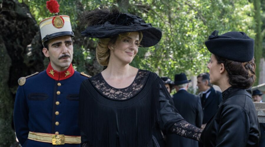 Da sinistra: Guillermo Serrano (Lorenzo de la Mata), Eva Martín (Cruz Ezquerdo) e Cristina Fernandez (Margarita) in una scena de “La Promessa”. Credits: RTI Mediaset.