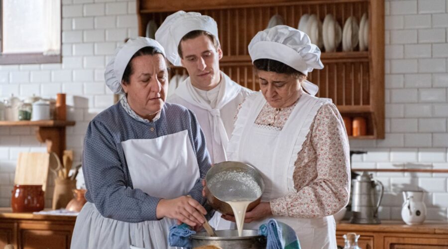 Da sinistra: Carmen Flores (Simona Martínez), Enrique Fortún (Lope Ruiz) e Teresa Quintero (Candela García) ne “La Promessa”. Credits: RTI Mediaset.