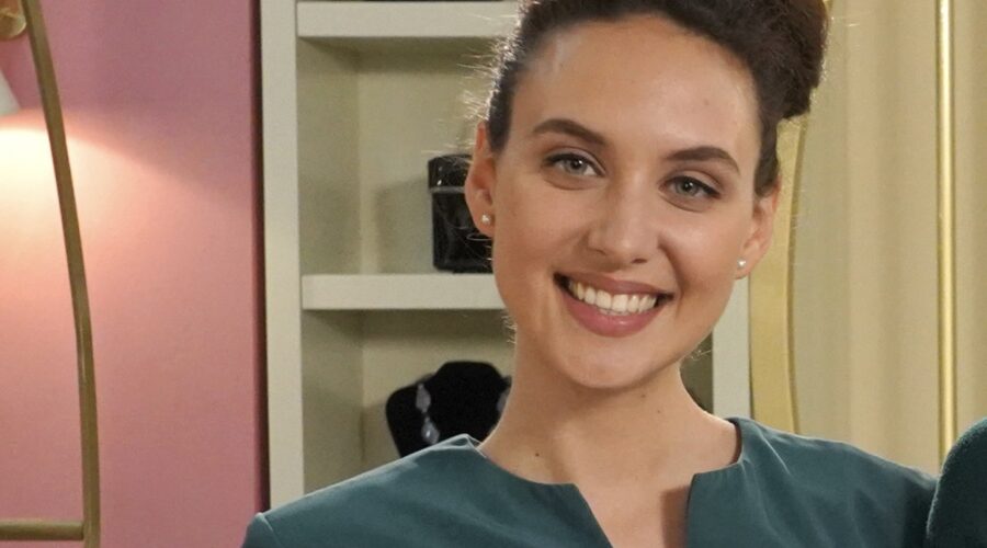 Silvia Bruno (Agata Puglisi) in un posato per “Il Paradiso Delle Signore 9”. Credits: Rai.