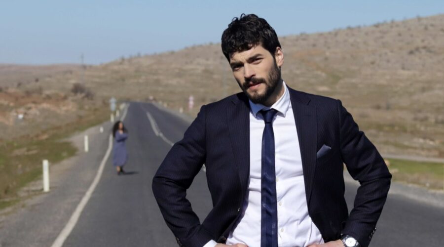Akın Akınözü (Miran Aslanbey/Şadoğlu) in una scena di “Hercai”. Credits: Real Time/Discovery+.