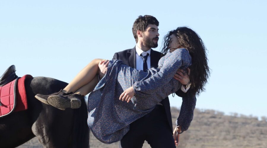 Da sinistra: Akın Akınözü (Miran Aslanbey/Şadoğlu) e Ebru Şahin (Reyyan Aslanbey/Şadoğlu) in una scena di “Hercai”. Credits: Real Time/Discovery+.