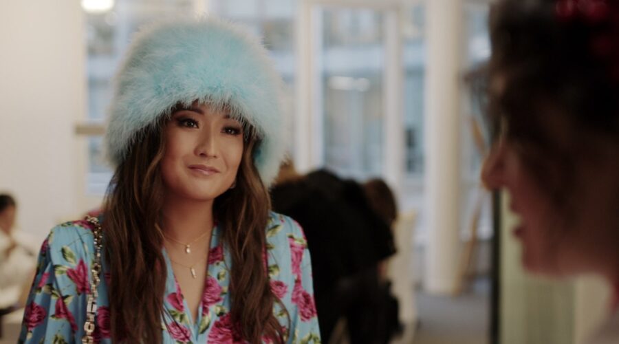 Ashley Park (Mindy) in una scena di “Emily In Paris”. Credits: Courtesy of Netflix © 2024.