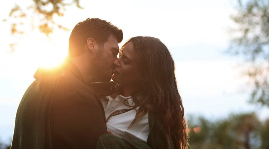 Da sinistra: Kivanç Tatlitug (Aslan) e Serenay Sarikaya (Devin) in una scena di “The Family”. Credits: RTI Mediaset.