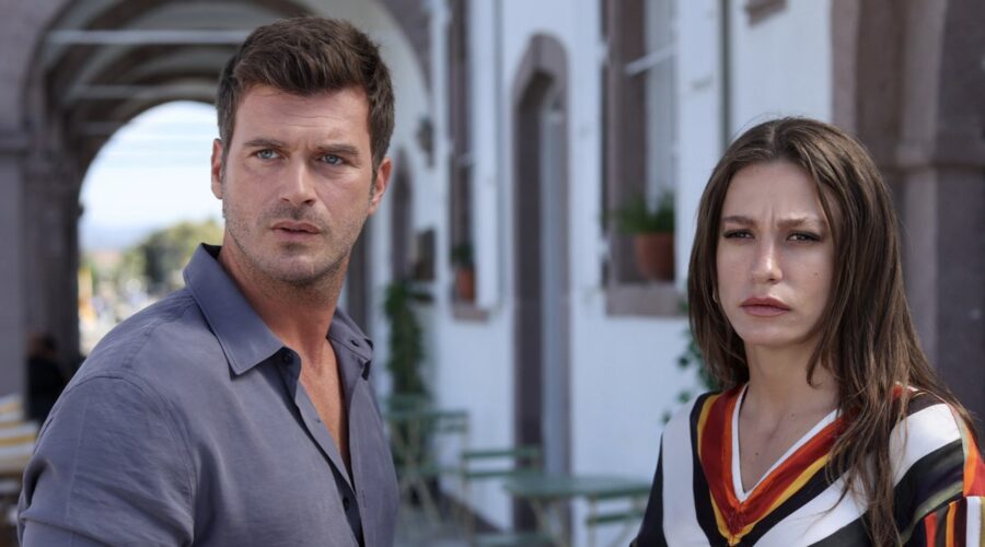 Da sinistra: Kivanç Tatlitug (Aslan) e Serenay Sarikaya (Devin) in una scena di “The Family 2”. Credits: RTI Mediaset.