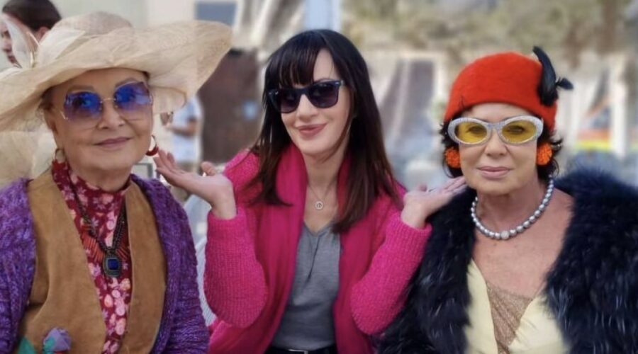 Da sinistra: Barbara Bouchet, Corrinne Clery e Crisula Stafida in una scena di “Fragili”, Credits: RTI Mediaset.