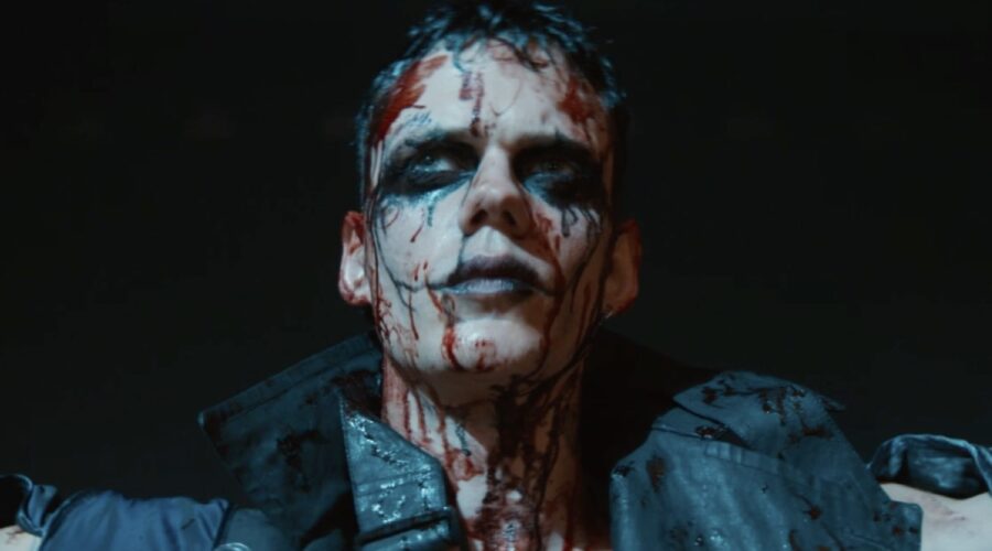 Bill Skarsgård In Una Scena Di The Crow Credits Eagle Pictures