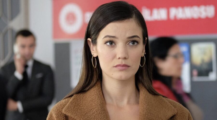 Pinar Deniz (Ceylin Erguvan) in una scena di “Segreti di famiglia”. Credits: RTI Mediaset.