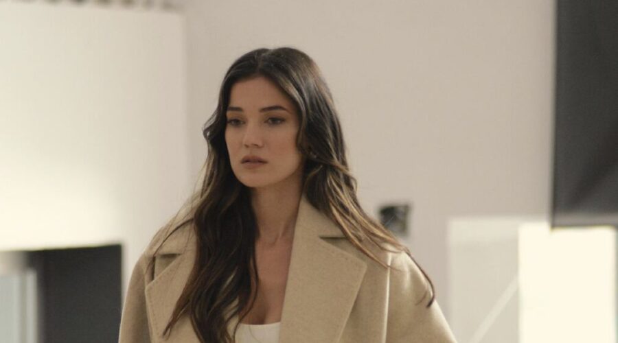 Pinar Deniz (Ceylin Erguvan) in una scena di “Segreti di famiglia”. Credits: RTI Mediaset.