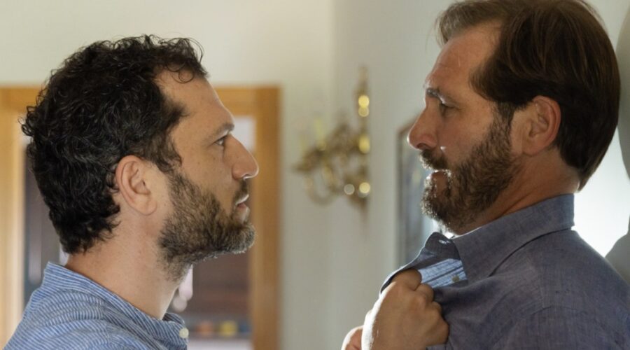 Da sinistra: Fiorenzo Madonna (Eduardo) e Maurizio Aiello (Alberto) in una scena di “Un Posto Al Sole”. Credits: Rai.
