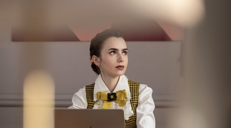 Lily Collins (Emily) in una scena di “Emily In Paris 4”. Credits: Marie Etchegoyen/Stephanie Branchu/Netflix © 2024.