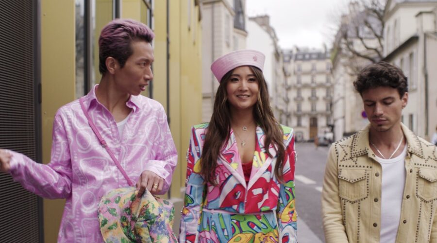Da sinistra: Jin Xuan Mao (Etienne), Ashley Park (Mindy), Kevin Dias (Benoit) in una scena di “Emily in Paris” 4 Credits: Courtesy of Netflix © 2024.
