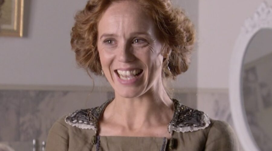 María Castro (Francisca Silva Torrealba) in una scena della puntata 143 di “Sei Sorelle”. Credits: Rai.