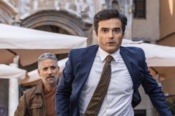 Da sinistra: Giuseppe Fiorello (Fabrizio Corsaro) e Paolo Briguglia (Roberto Corsaro) in una scena de “I Fratelli Corsaro“. Credits: Mediaset.