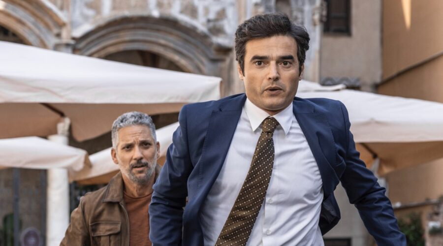 Da sinistra: Giuseppe Fiorello (Fabrizio Corsaro) e Paolo Briguglia (Roberto Corsaro) in una scena de “I Fratelli Corsaro“. Credits: Mediaset.