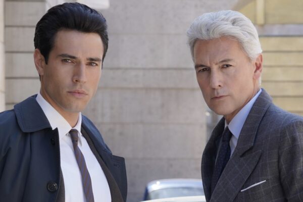 Da sinistra: Danilo D'Agostino (Matteo Portelli) e Roberto Farnesi (Umberto Guarnieri) in un posato per “Il Paradiso Delle Signore 9”. Credits: Rai.