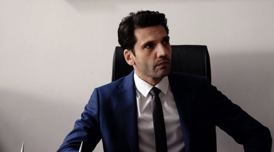 Kaan Urgancioglu (Ilgaz Kaya) in una scena di “Segreti di Famiglia”. Credits: RTI Mediaset.