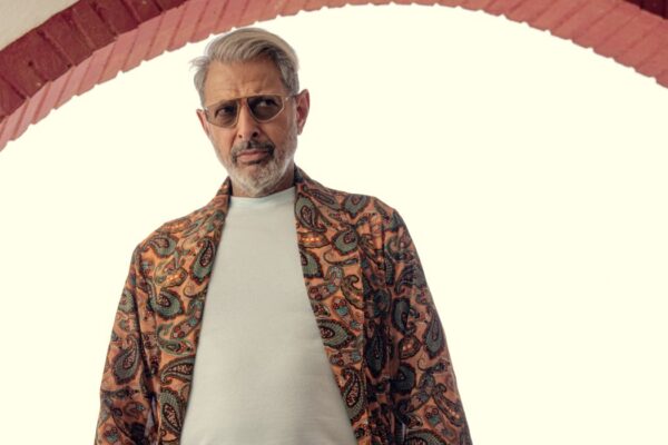 Jeff Goldblum (Zeus) in una scena di “Kaos”. Credits: Justin Downing/Netflix.