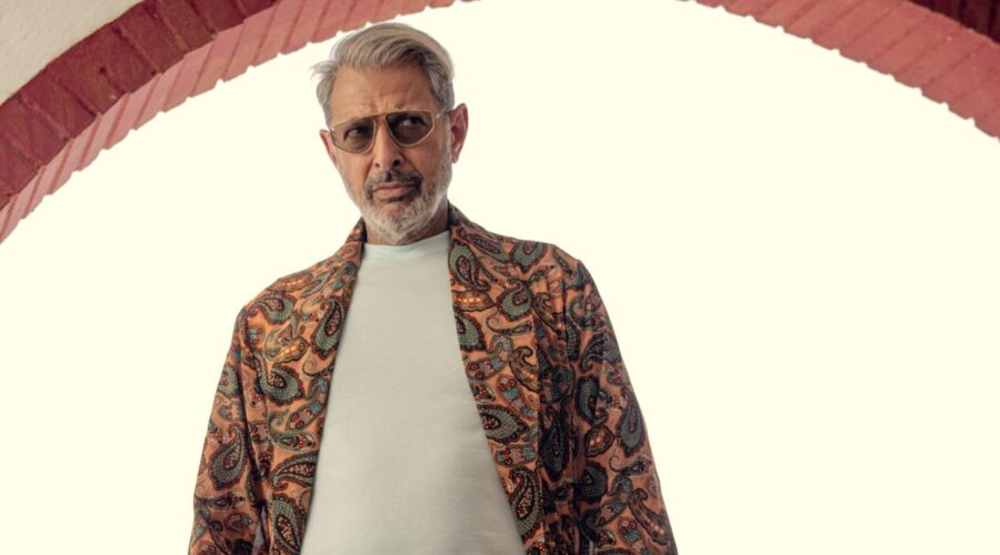 Jeff Goldblum (Zeus) in una scena di “Kaos”. Credits: Justin Downing/Netflix.
