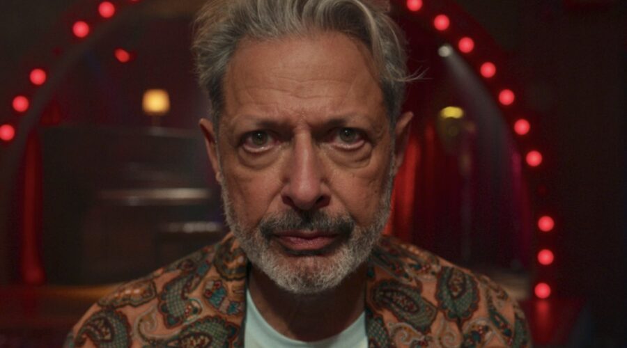 Jeff Goldblum (Zeus) in una scena di “Kaos”. Credits: Netflix.
