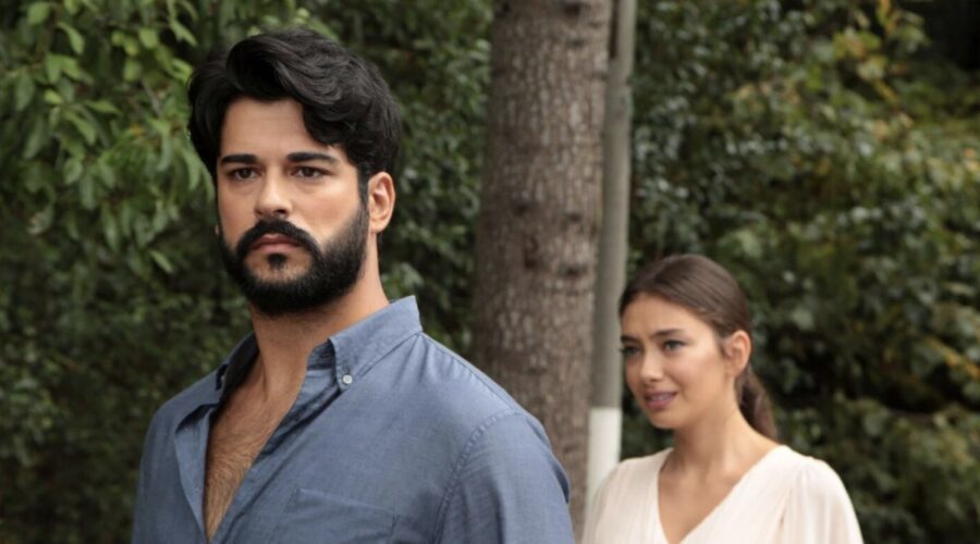 Da sinistra: Burak Özçivit (Kemal Soydere) e Neslihan Atagül (Nihan) in una scena di “Endless Love”. Credits: RTI Mediaset.