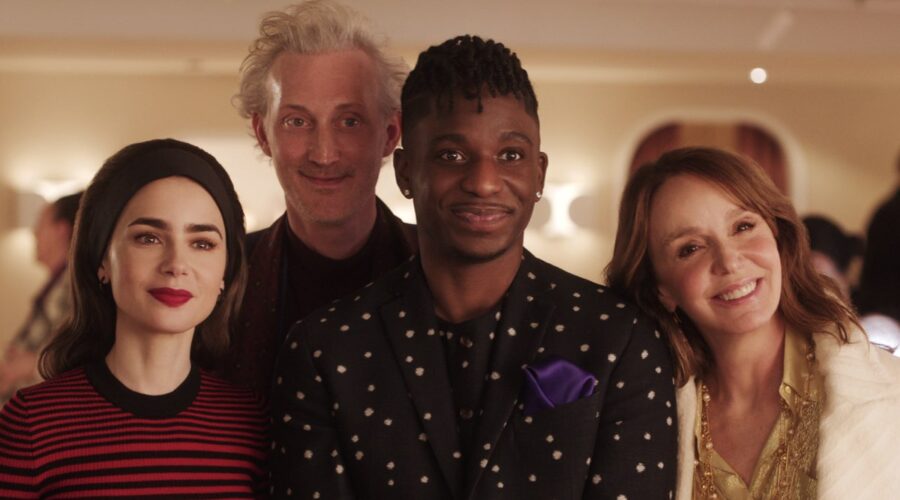 Da sinistra: Lily Collins (Emily), Bruno Gouery (Luc), Samuel Arnold (Julien), Philippine Leroy-Beaulieu (Sylvie Grateau) in una scena di “Emily in Paris” 4 Credits: Courtesy of Netflix © 2024.