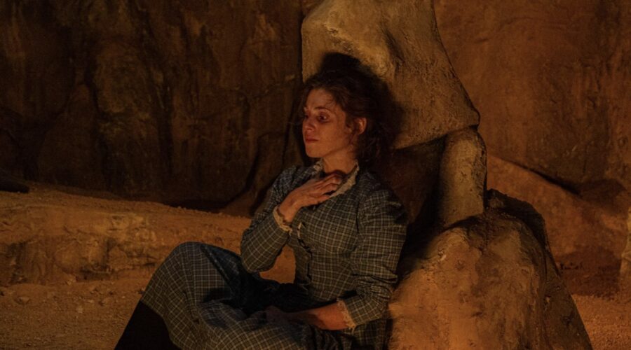 Sara Molina (Maria Fernández) in una scena de “La Promessa”. Credits: Bambú Producciones/RTVE/RTI Mediaset.