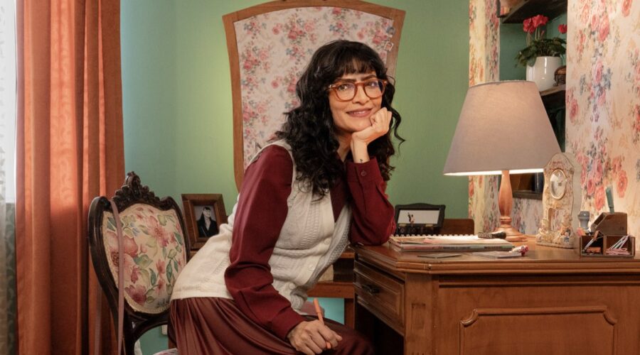 Natalia Ramirez (Ugly Betty) In Un'immagine Promozionale Per Airbnb Credits Airbnb