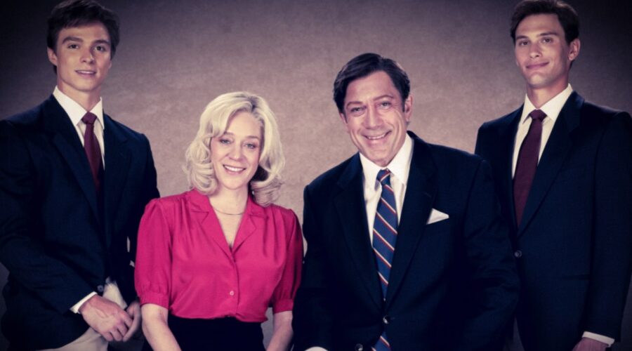 Nicholas Alexander Chavez, Cooper Koch, Javier Bardem E Chloë Sevigny Nella Pima Immagine Di Monsters La Storia Di Lyle Ed Erik Menendez Credits Netflix