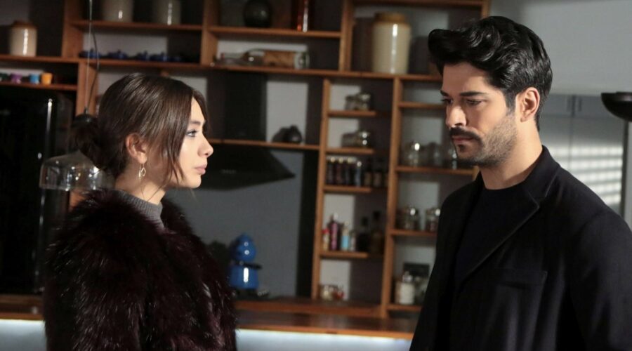 Da sinistra: Neslihan Atagül (Nihan Sezin) e Burak Özçivit (Kemal Soydere) in una scena di “Endless Love”. Credits: RTI Mediaset.