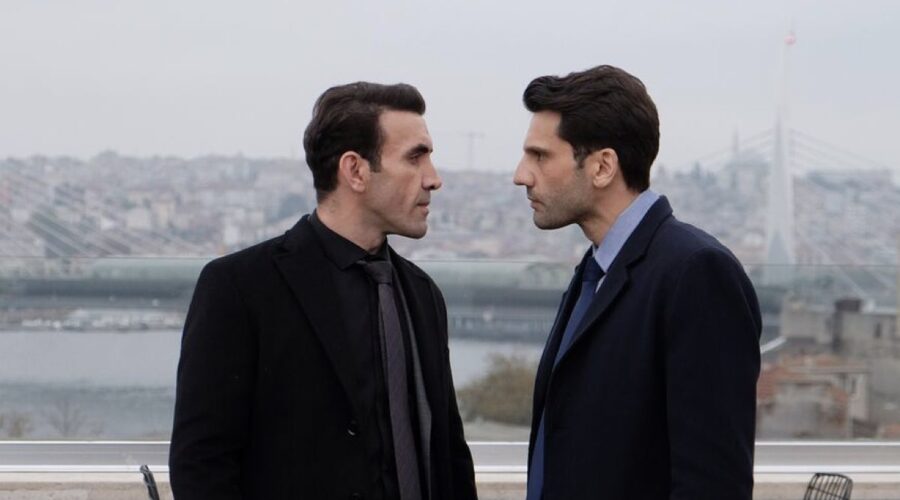 Da sinistra: Mehmet Yilmaz Ak (Pars Seçkin) e Kaan Urgancioglu (Ilgaz Kaya) in una scena di “Segreti di Famiglia”. Credits: RTI Mediaset.