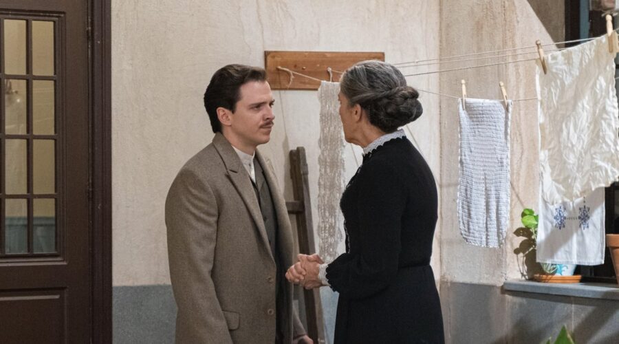 Da sinistra: Marcos Orengo (Feliciano) e Marga Martínez (Petra Arcos) in una scena de “La Promessa” in onda su Canale 5. Credits: Bambú Producciones/RTVE/RTI Mediaset.