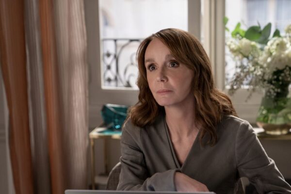 Philippine Leroy-Beaulieu (Sylvie) in una scena di “Emily In Paris 4”. in Emily in Paris. Credits: Stephanie Branchu/ Netflix © 2024.
